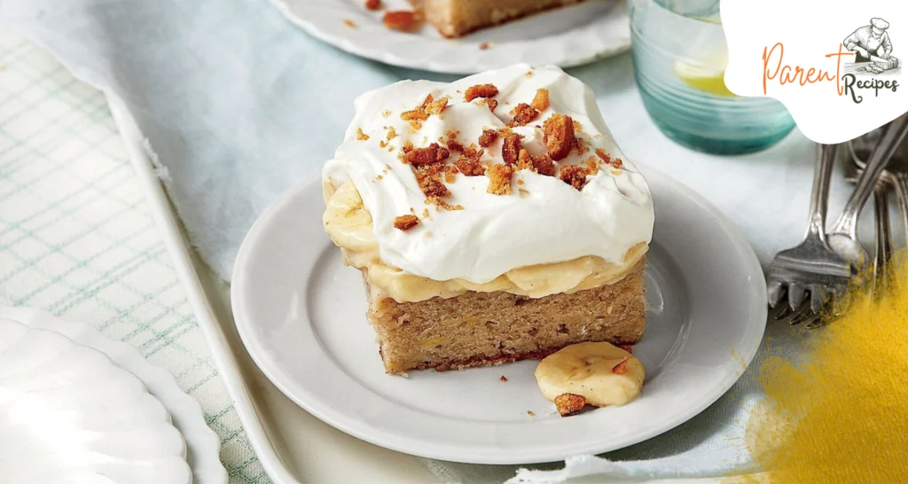 Classic banana pudding recipe with creamy layers of vanilla pudding, fresh bananas, and vanilla wafers in a glass bowl